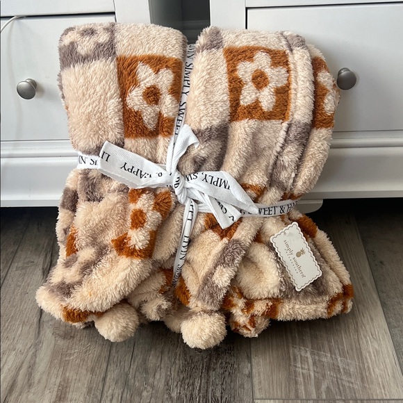 Simply Southern Cream and Brown Fleece Blanket - Picture 1 of 3